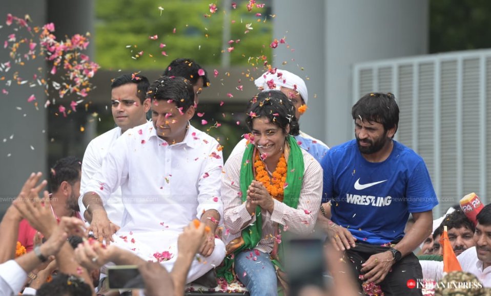 కన్నీటితో స్వదేశంలో అడుగుపెట్టిన రెజ్లర్ వినేష్ ఫొగట్