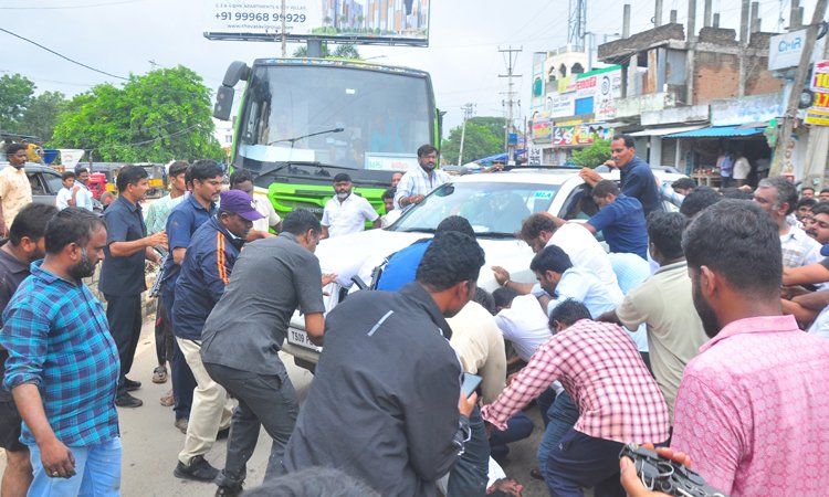 మాజీ మంత్రులు హరీశ్, పువ్వాడ కార్లపై రాళ్లదాడి