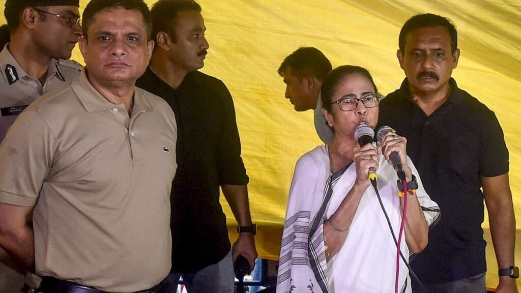 డాక్టర్ల నిరసన వేదిక వద్దకు మమతా బెనర్జీ