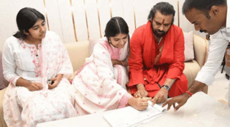 కూతుళ్లతో కలిసి తిరుమలకు పవన్